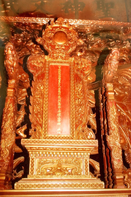 https://bacsynhakhoa.vn/img/nha-khoa-ngan-ha-le-hoi-truyen-thong-Den-Gin-05.jpg