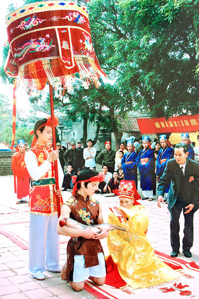 https://bacsynhakhoa.vn/img/nha-khoa-ngan-ha-le-hoi-truyen-thong-Den-Gin-10.jpg