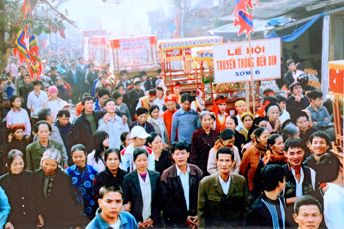 https://bacsynhakhoa.vn/img/nha-khoa-ngan-ha-le-hoi-truyen-thong-Den-Gin-14.jpg